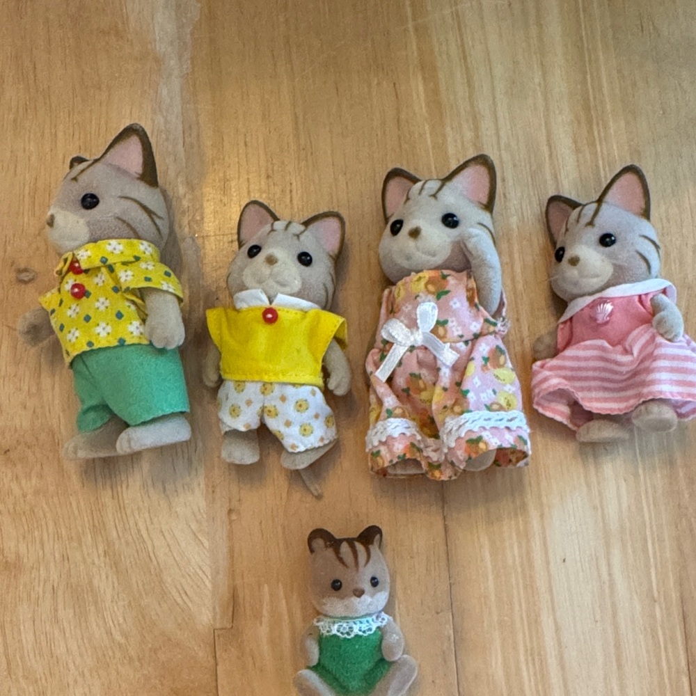 Calico Critters Sylvanian Cat Family plus Baby Squirrel 2000. Vtg. EUC